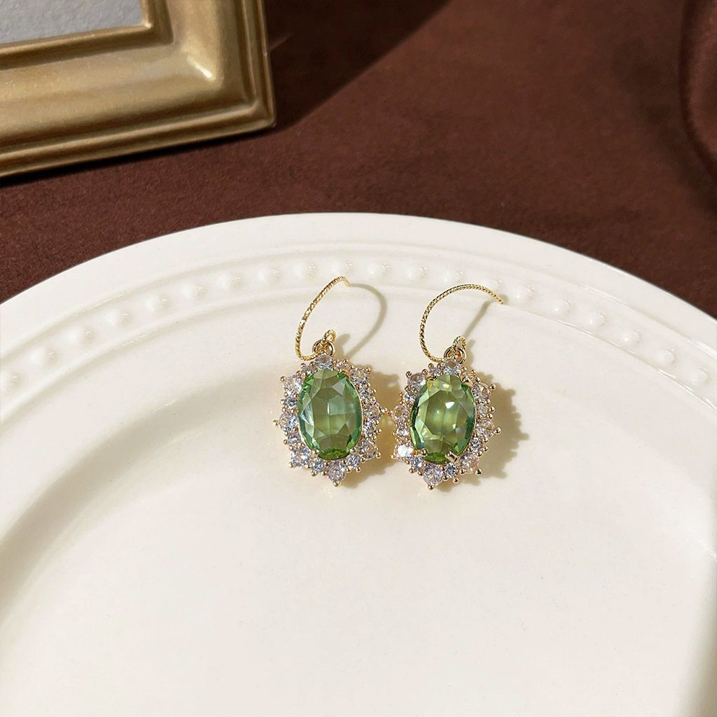 Light luxury medieval style emerald earrings with silver needles