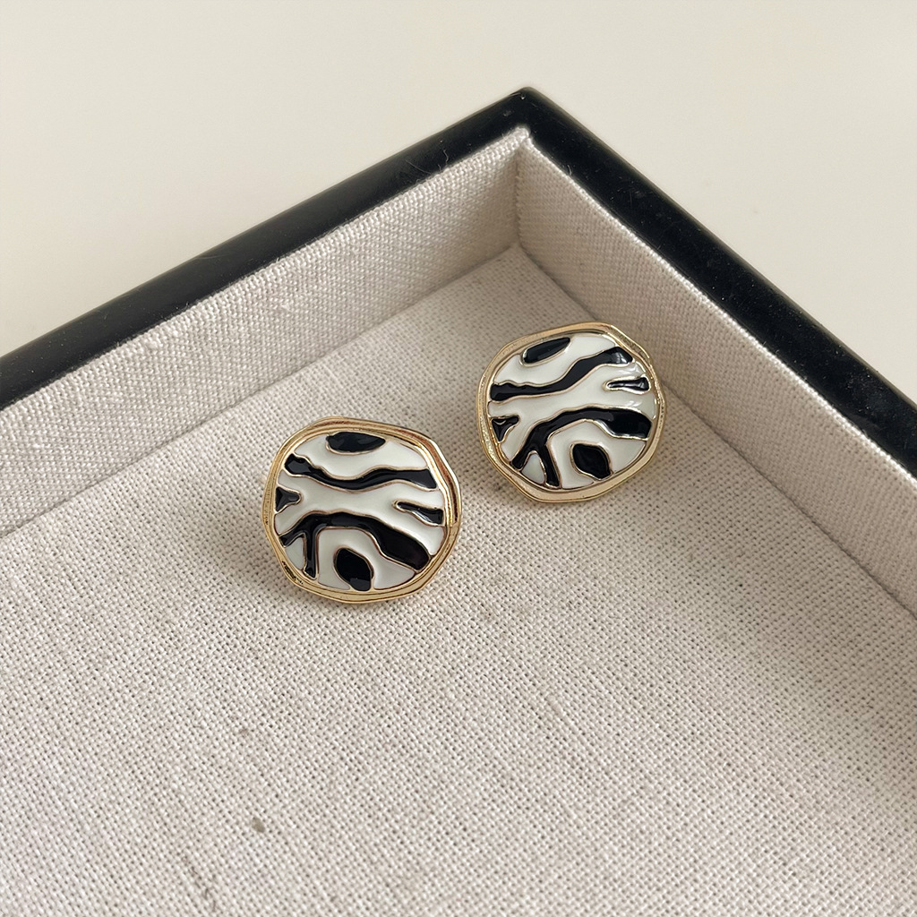 Medieval style black oil drop retro earrings for women with silver needles