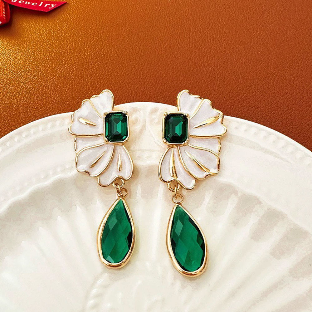 Vintage jewelry European and American medieval luxury earrings with silver needles